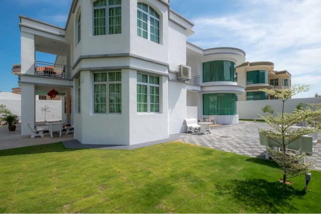فيلا 6, Persiaran Tanjung Bunga 3 باتو فيرينغي المظهر الخارجي الصورة